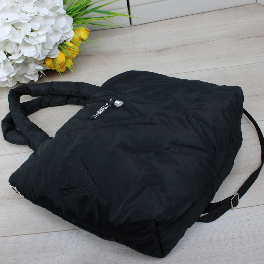 Жіноча чорна сумка з плащівки з регульованим ременем для міста